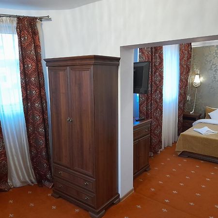 Pensiunea Crown Royal Alba Iulia Esterno foto