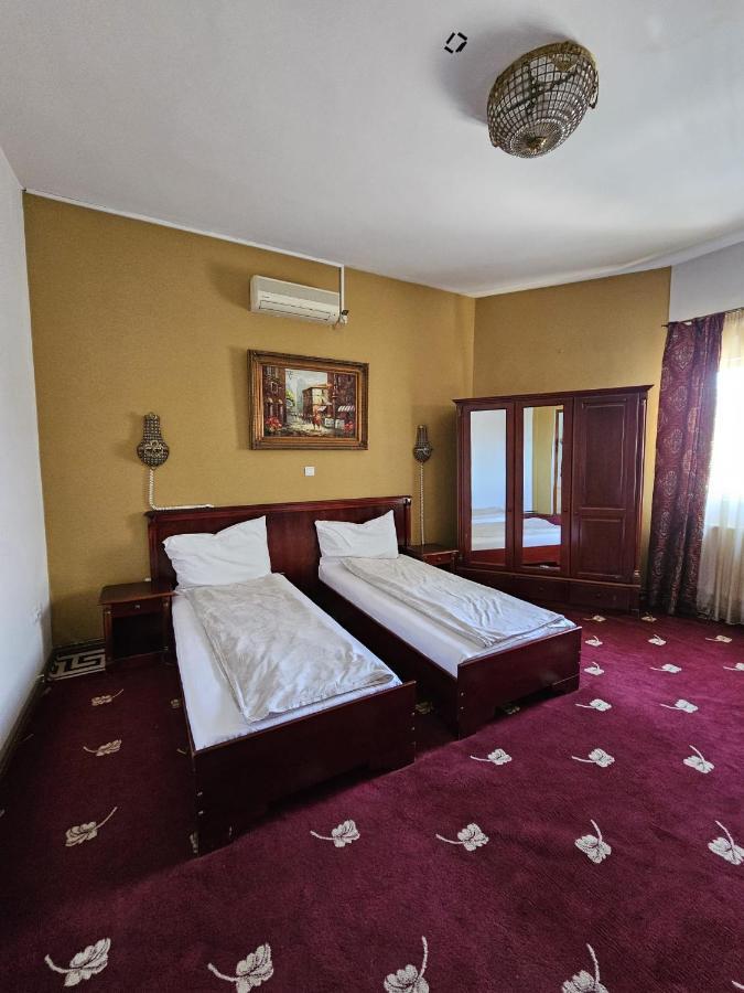 Pensiunea Crown Royal Alba Iulia Esterno foto
