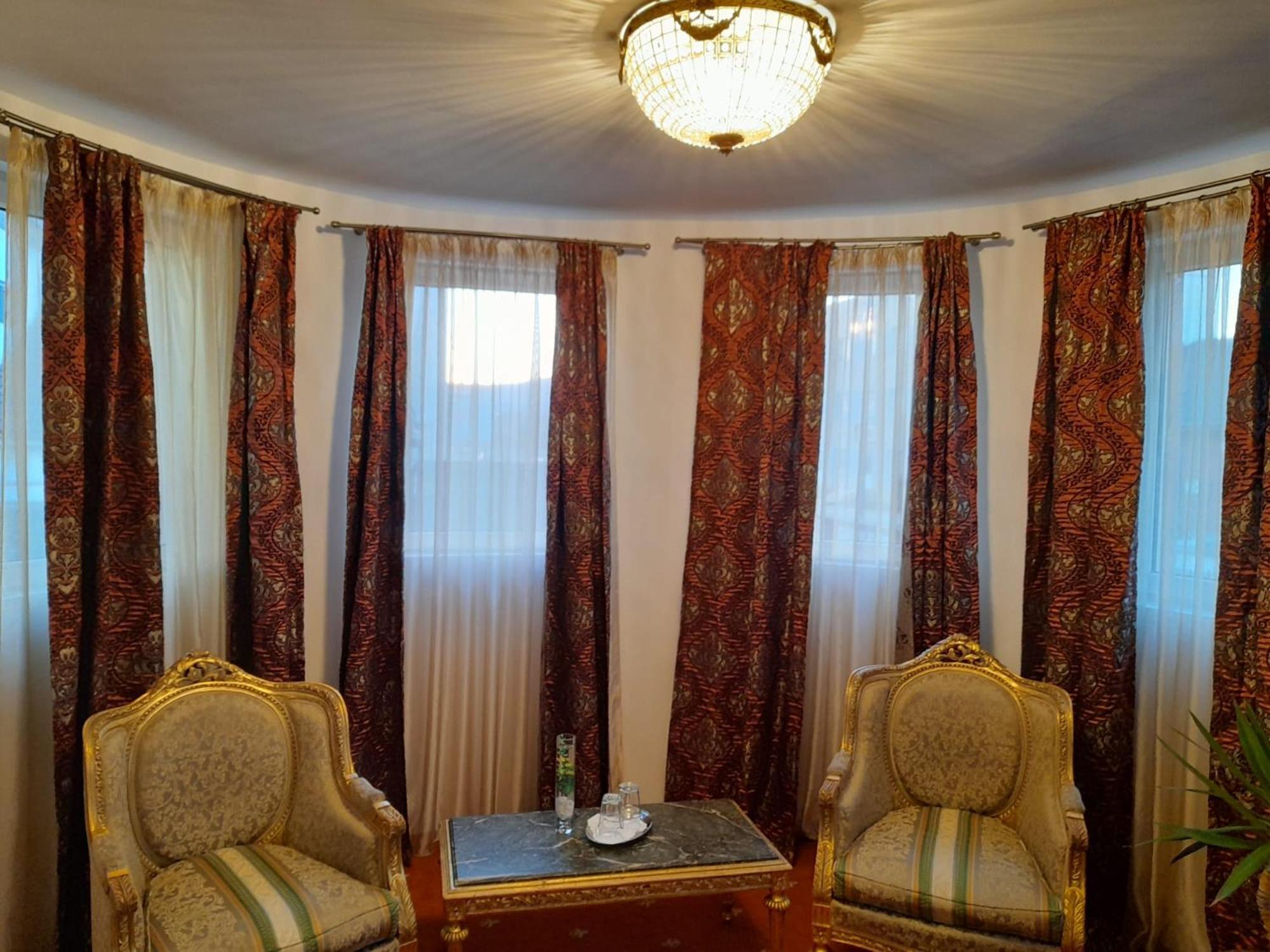 Pensiunea Crown Royal Alba Iulia Esterno foto