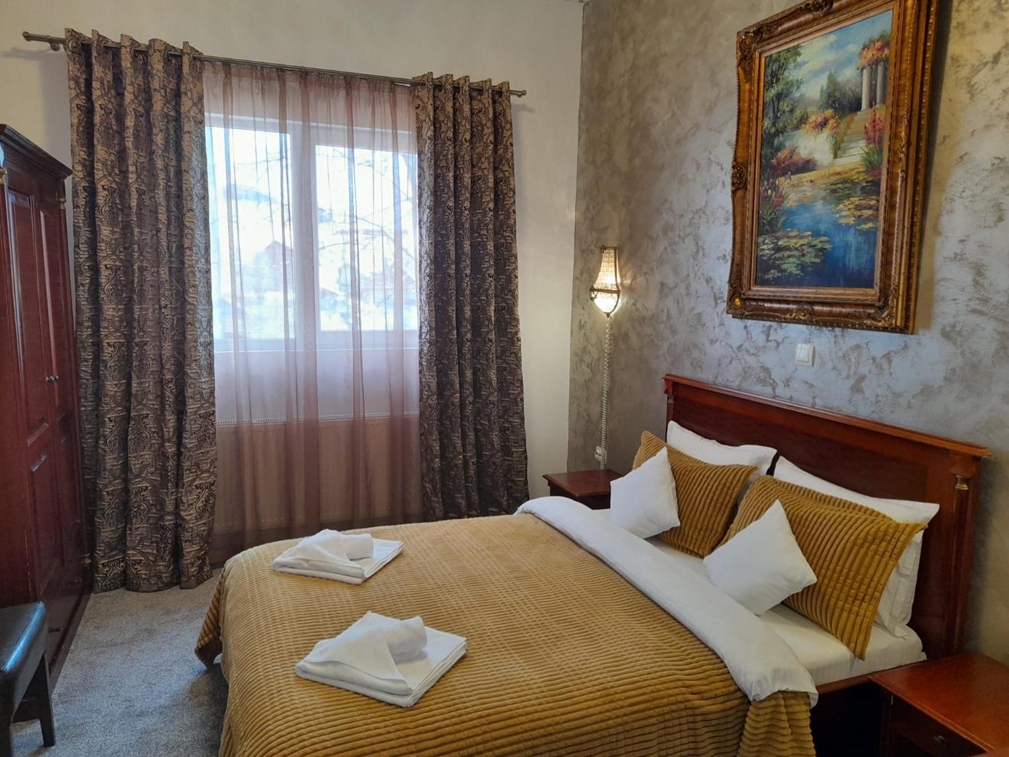 Pensiunea Crown Royal Alba Iulia Esterno foto