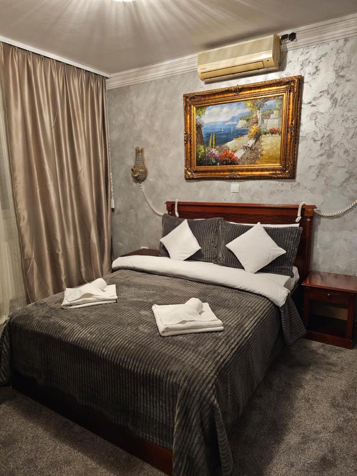 Pensiunea Crown Royal Alba Iulia Esterno foto