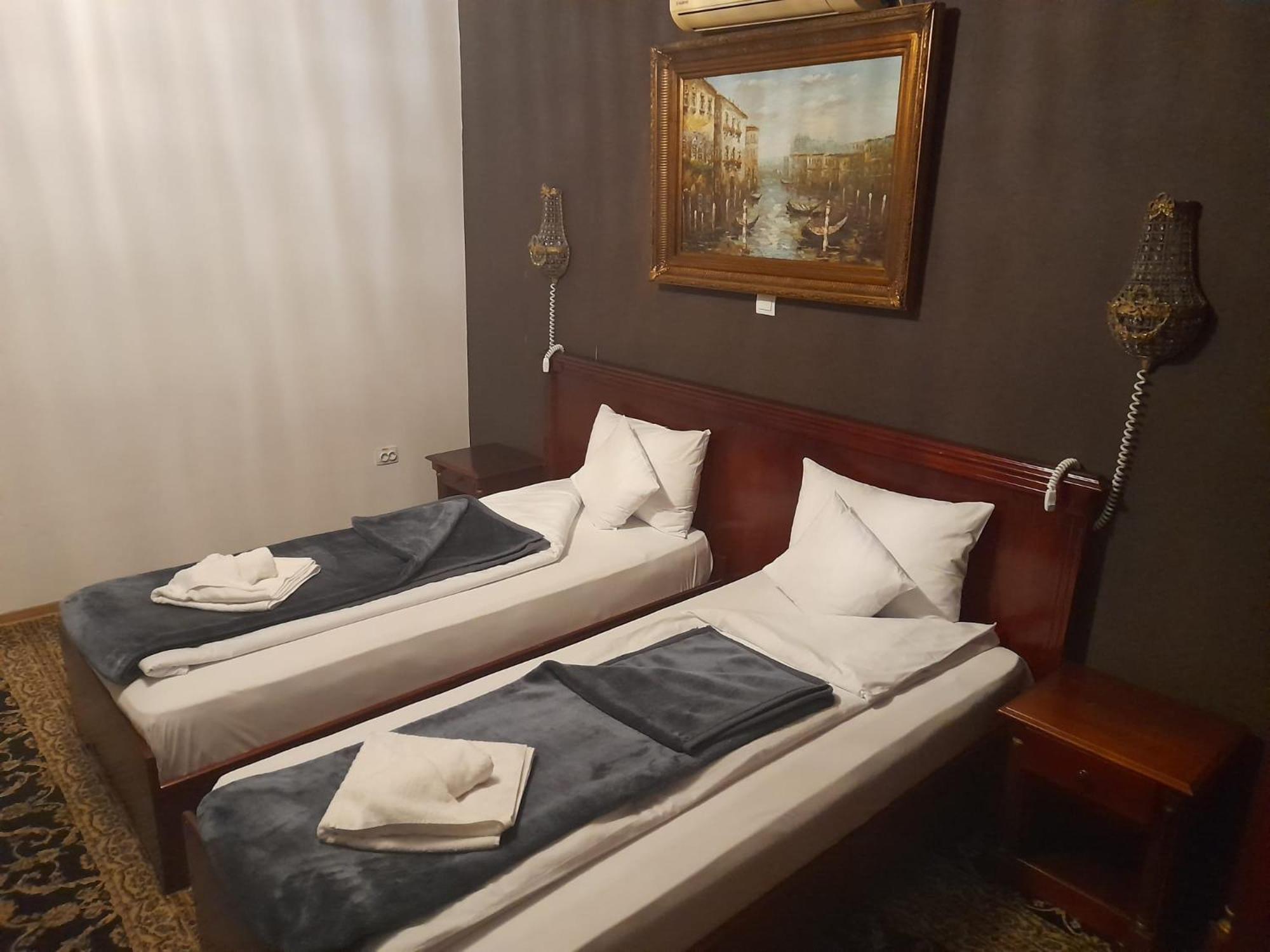 Pensiunea Crown Royal Alba Iulia Esterno foto