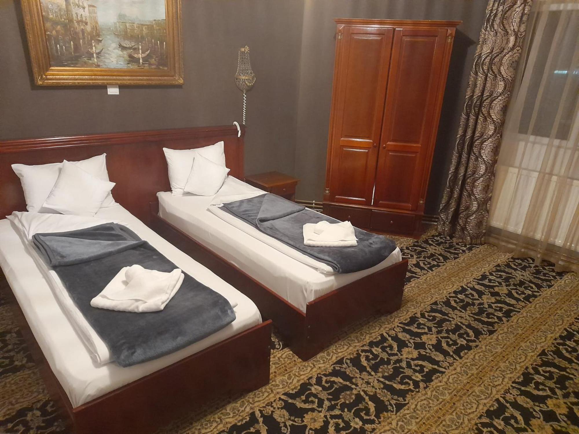 Pensiunea Crown Royal Alba Iulia Esterno foto