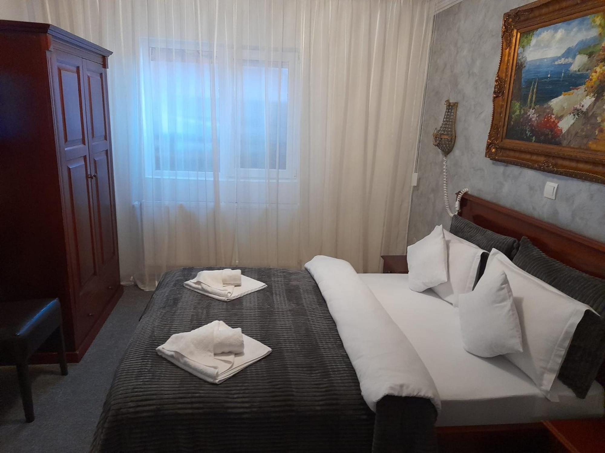 Pensiunea Crown Royal Alba Iulia Esterno foto