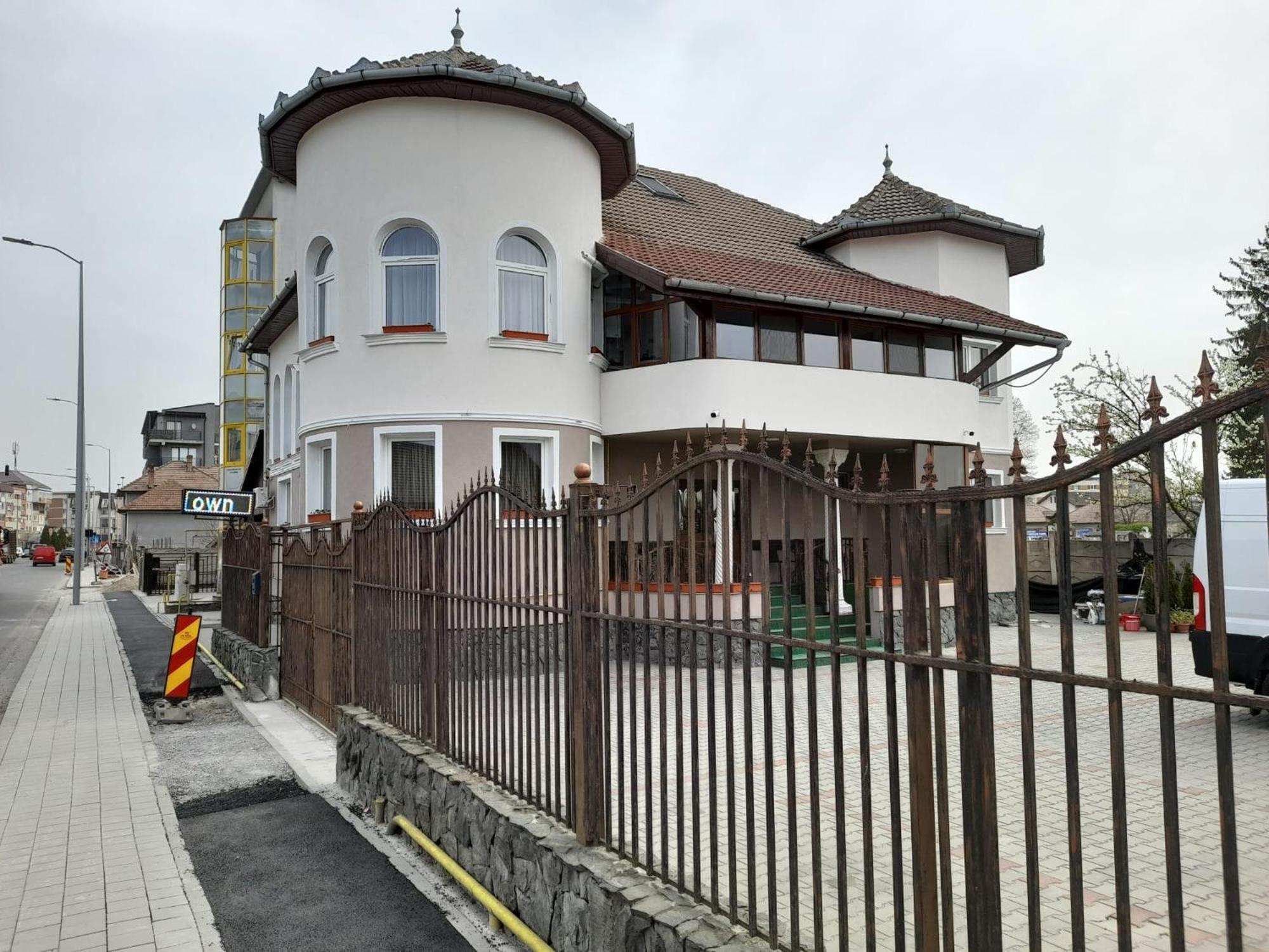 Pensiunea Crown Royal Alba Iulia Esterno foto